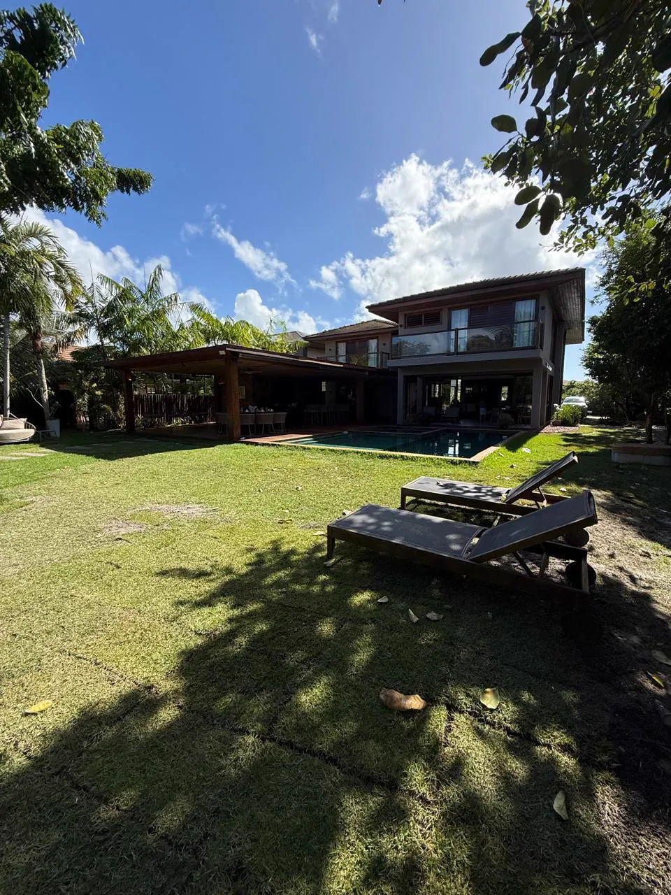 Área externa da Casa 318 entre os coqueiros